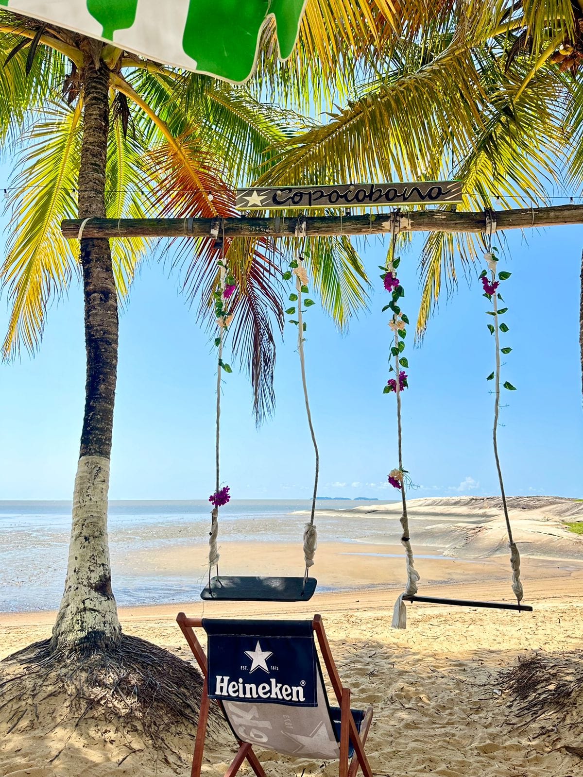 Balançoire entre deux cocotiers sur la plage du Copacabana