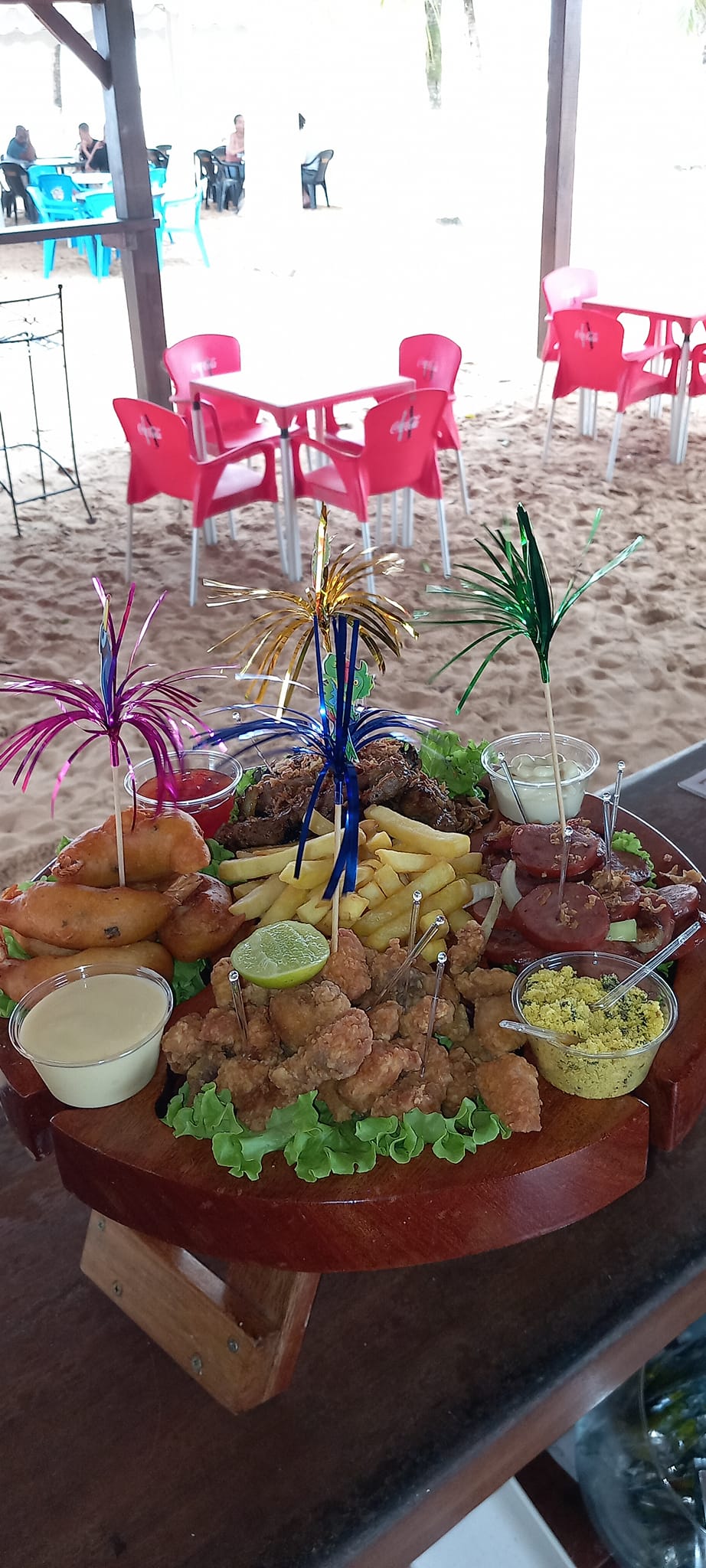 Planche apéro généreuse avec beignets, brochettes et accompagnements