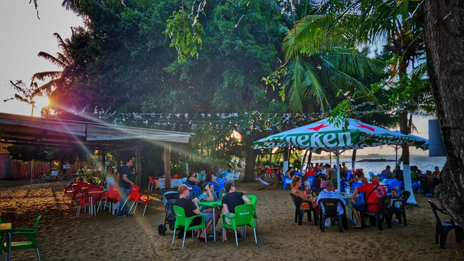 Clients attablés au Copacabana en fin de journée, face à l'océan